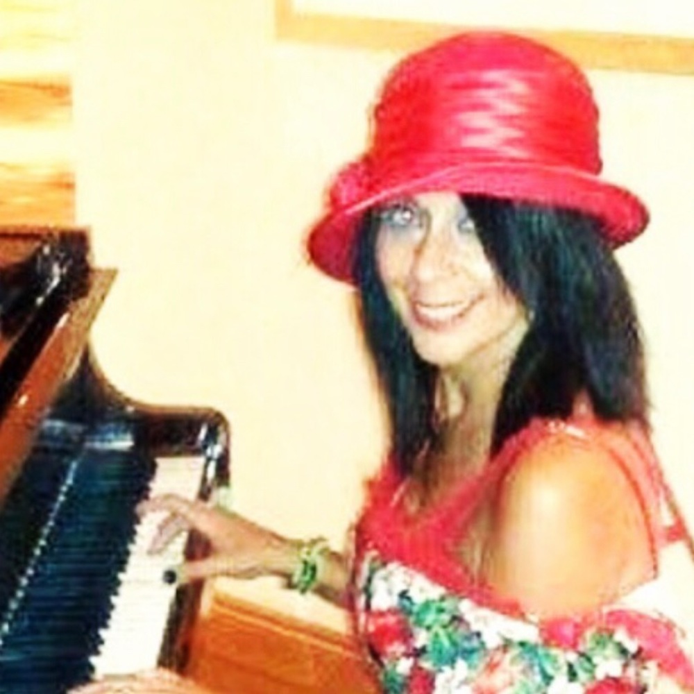 Beautiful 100% Straw Hat in Hot Red!